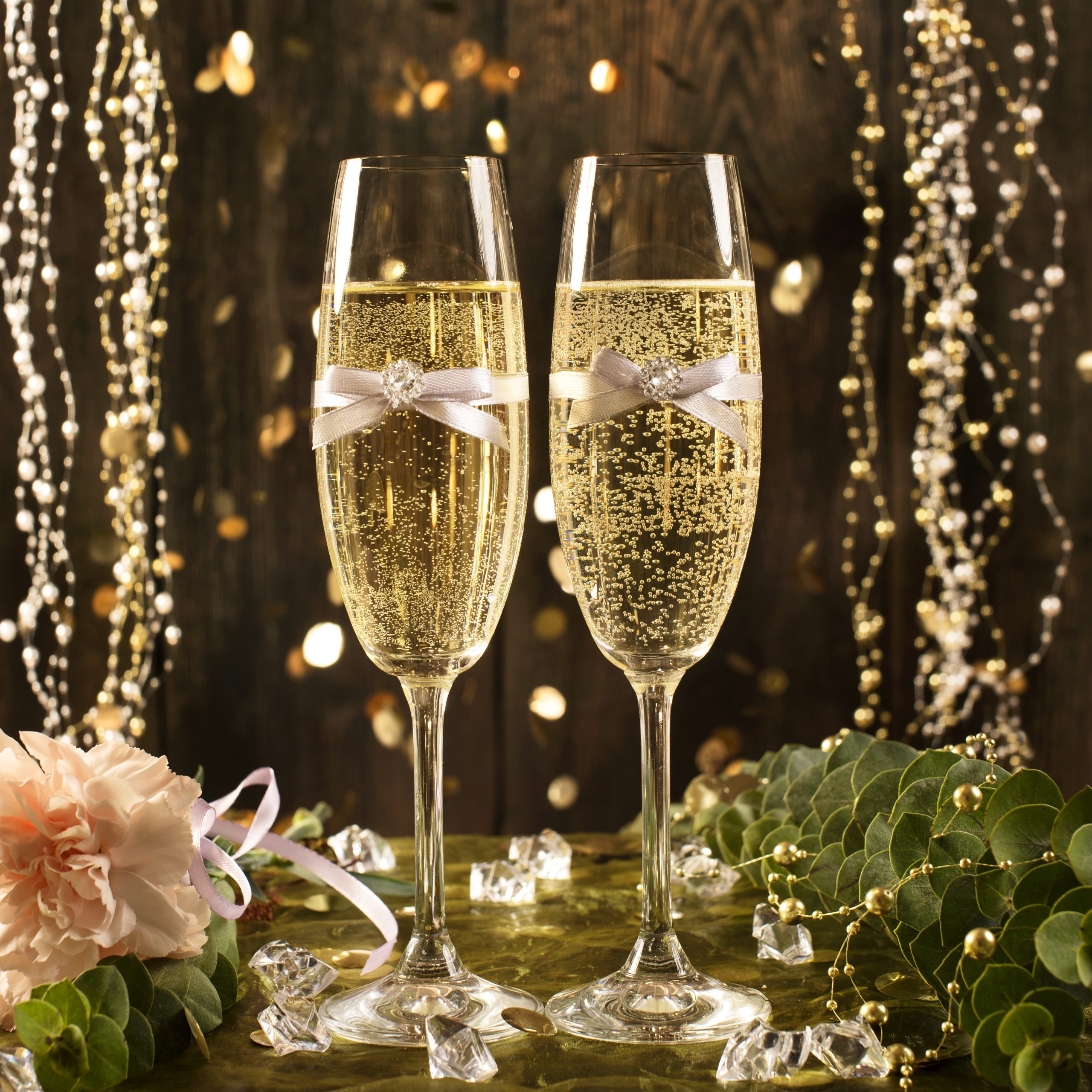 Kieliszki do szampana z delikatną dekoracją
