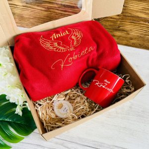 PREZENT UPOMINEK na DZIEŃ KOBIET MAMY koc z haftem + kubek ZESTAW w pudełku