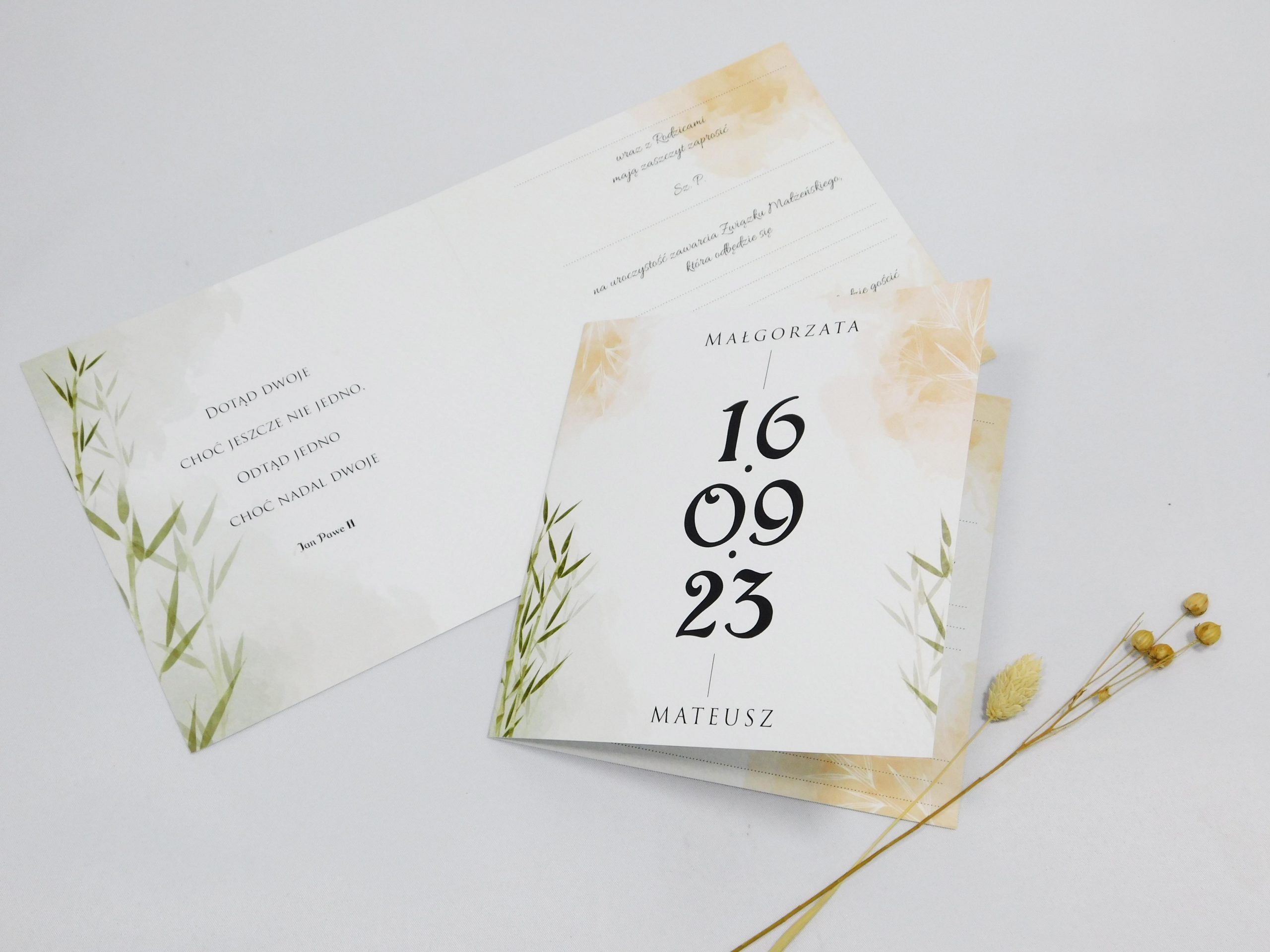 Zaproszenie ślubne na gładkim papierze z subtelnym motywem i inicjałami