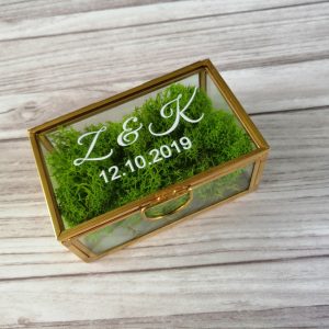 Szklana szkatułka pod obrączki z białym nadrukiem inicjałów