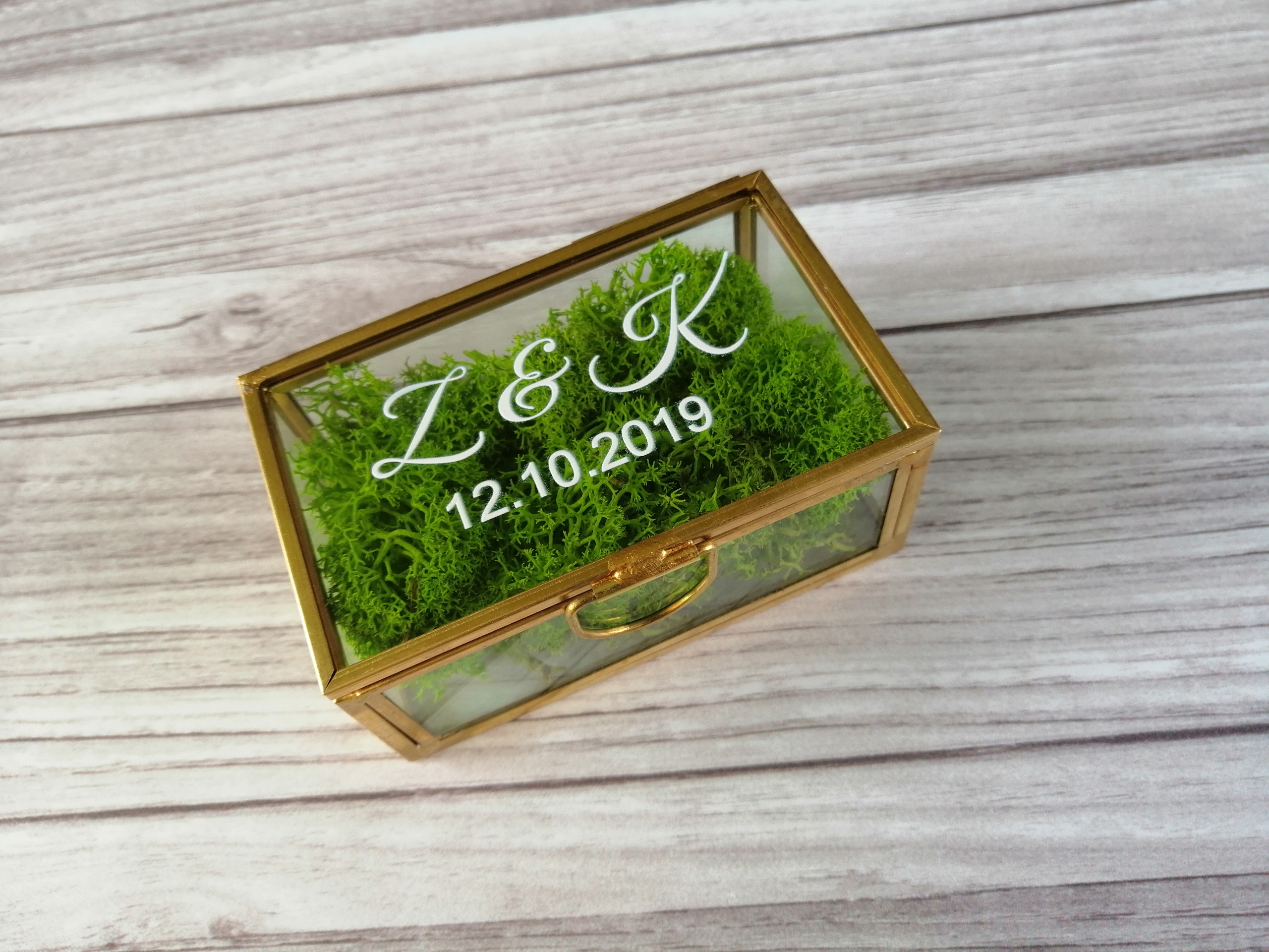 Szklana szkatułka pod obrączki z białym nadrukiem inicjałów