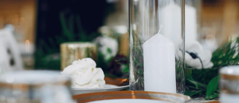Świece jako dodatek na stołach