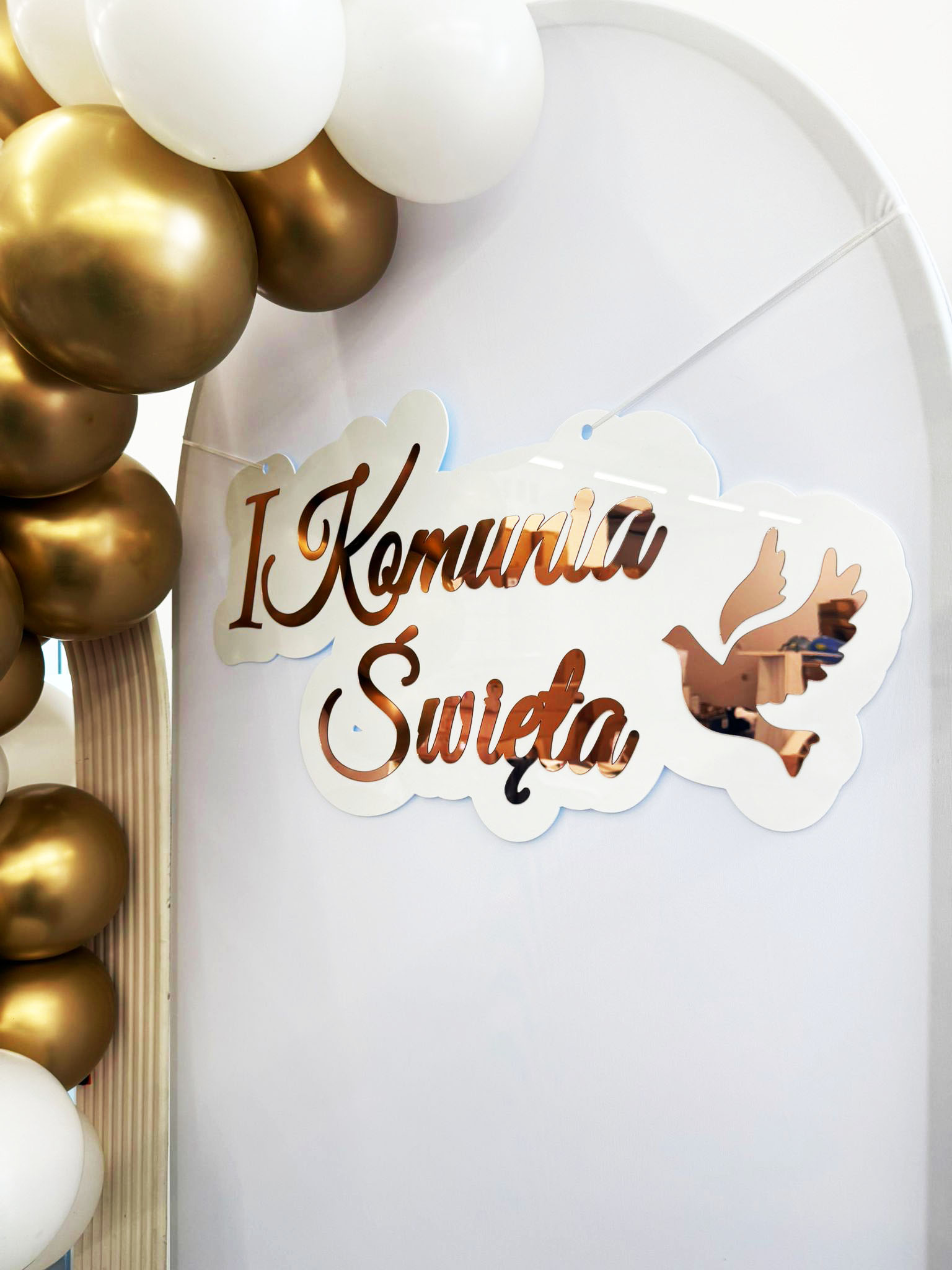 Złoty biały napis komunijny z plexi plexy dekoracja na ścianki do zdjęć pleksa lustrzana