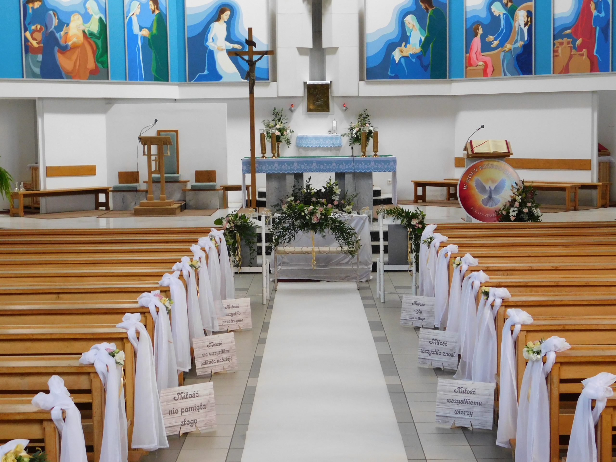 Duże tabliczki z hymnem o miłości ze stojakami