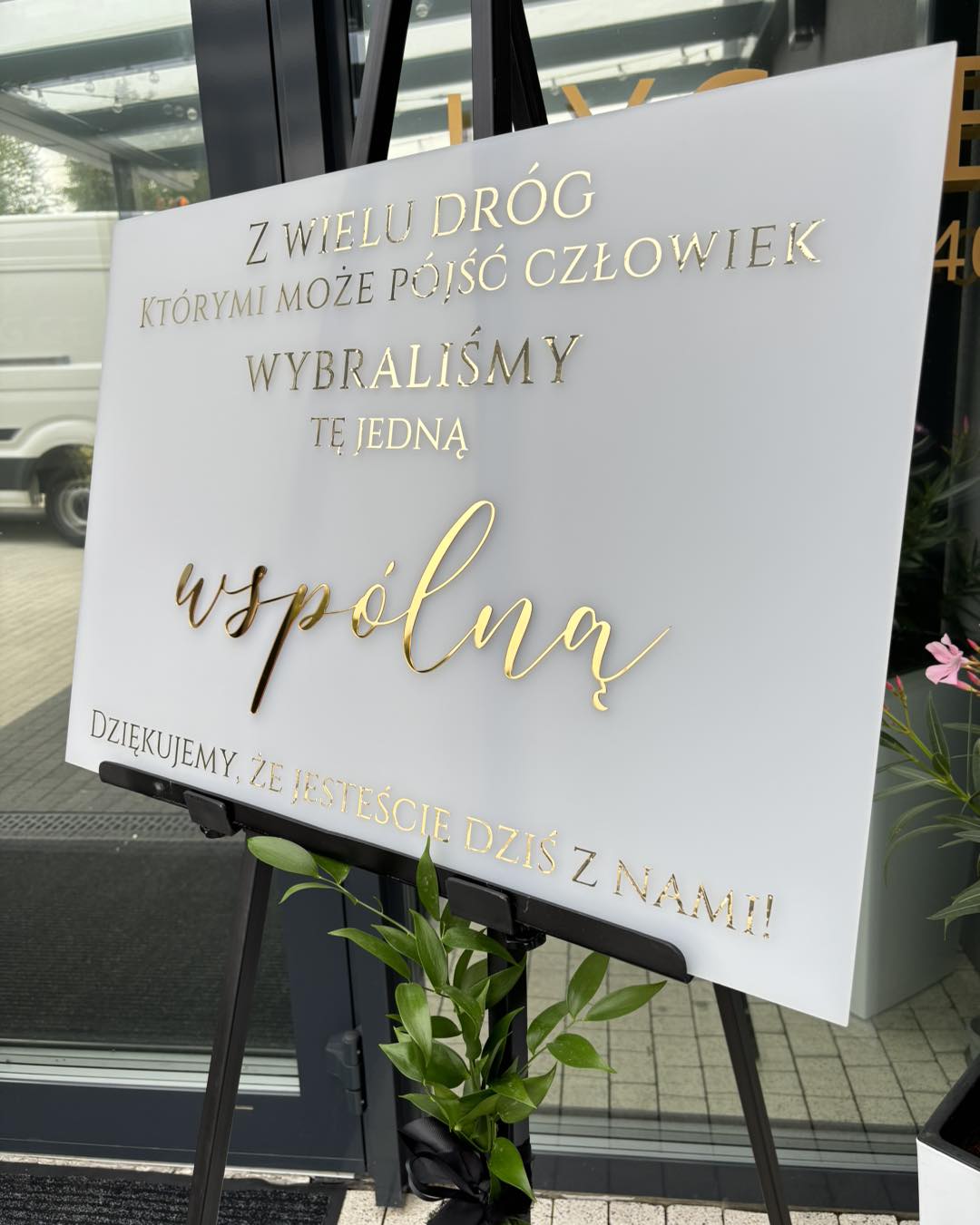 Sztaluga metalowa CZARNA mat+ tablica plexa, złoty napis