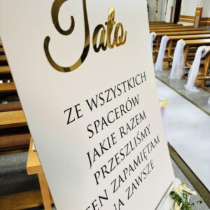 Tablica "Tato" na wejście do kościoła